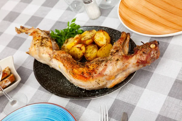 Delicious Whole Cooked Rabbit Rustic Braised Potatoes Black Plate Presented — Stock Photo, Image