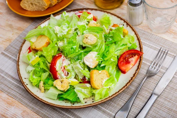 Popular Dish American Cuisine Caesar Salad Made Lettuce Leaves Boiled — Stock Photo, Image