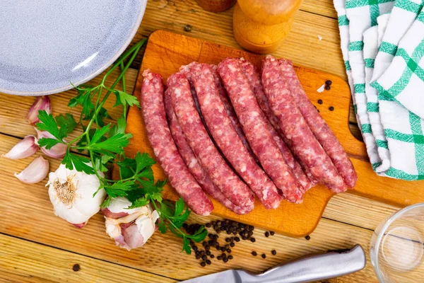 Traditionele Catalaanse Rauwe Varkensworst Longaniza Klaar Voor Grillen Houten Plank — Stockfoto