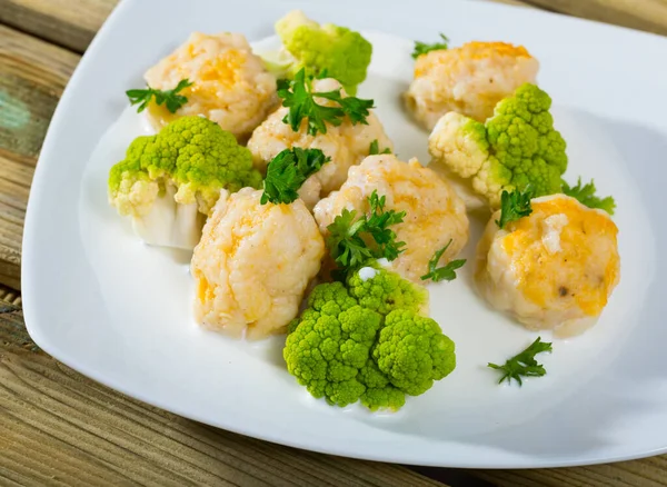 Masada Brokoli Ile Servis Edilen Lezzetli Beyaz Balıklı Norveç Usulü — Stok fotoğraf