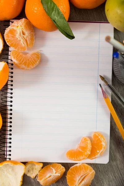 Cuaderno Notas Con Utensilios Escritura Rodeados Fruta —  Fotos de Stock