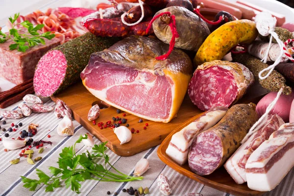 Todo Tipo Embutidos Carnes Carne Picada Con Hierbas Mesa —  Fotos de Stock