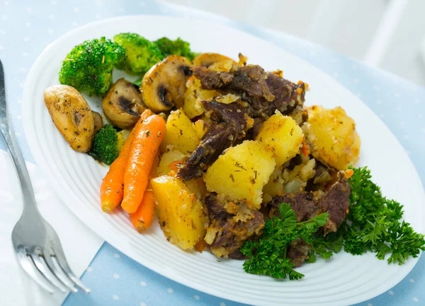 Kalbsgeschmortes Mit Kartoffeln Karotten Champignons Und Gedünstetem Brokkoli Und Kräutern — Stockfoto