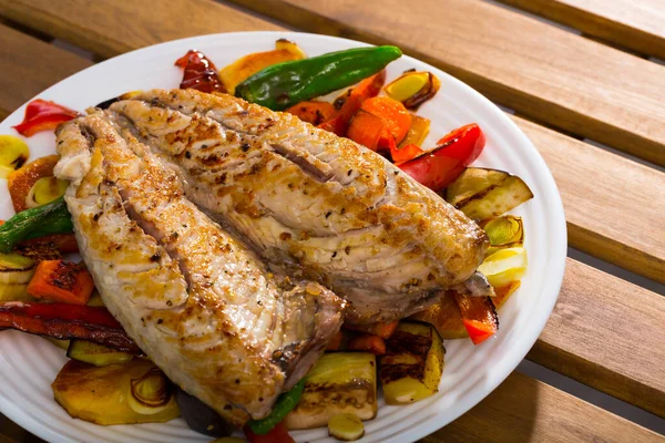 Schotel Van Bulgaarse Keuken Van Smakelijke Gebakken Groenten Met Makreel — Stockfoto
