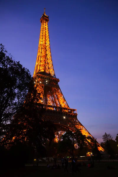 Utsikt Över Majestätiska Upplysta Eiffeltornet Paris Vid Skymning Frankrike — Stockfoto