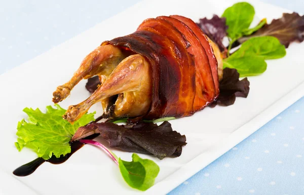 Fotografia Prato Com Assado Codorna Bacon Com Molho Balsâmico Restaurante — Fotografia de Stock