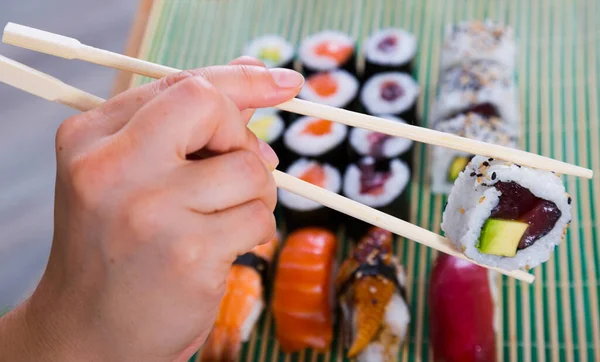 Illallinen Sushi Asetettu Pöydälle Japanilainen Ravintola — kuvapankkivalokuva