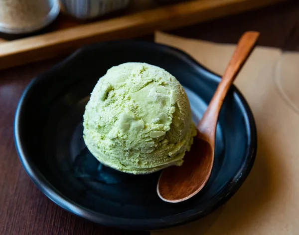 Γλυκό Νόστιμο Πράσινο Τσάι Αρωματισμένο Παγωτό Σερβίρεται Ξύλινη Κουτάλα Μαύρο — Φωτογραφία Αρχείου