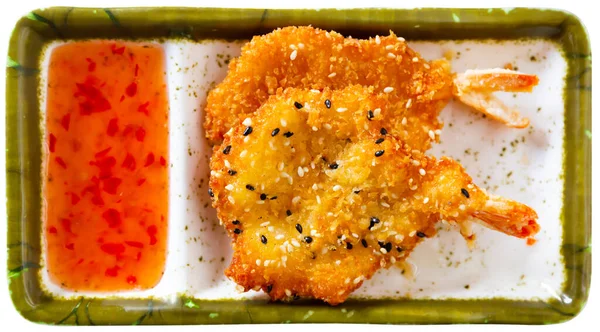 天ぷら粉の衣にごま油で揚げたエビには 甘いチリソースと醤油 日本料理が添えられています 白地に隔離された — ストック写真