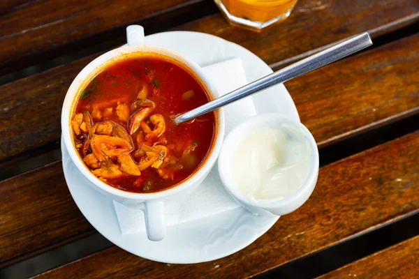 野菜スープの馬蹄形を食欲をそそる セラミックトゥーレンで提供される肉汁で調理 — ストック写真