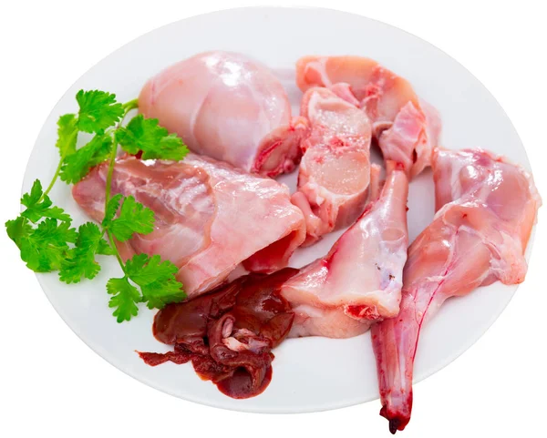 新鮮な生ウサギを皿の上に盛り付け 料理の準備をします 健康的な食事 白地に隔離された — ストック写真