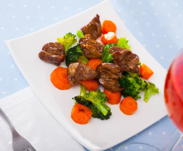 Delicious Fried Chicken Hearts Served White Plate Baked Carrots Broccoli — Stock Photo, Image