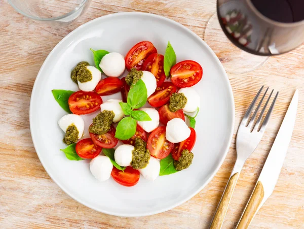 Frischer Caprese Salat Mit Mozzarella Tomaten Basilikum Und Pesto Sauce — Stockfoto
