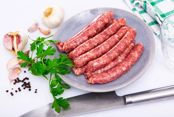 Rauwe Worsten Longaniza Bereid Voor Barbecue Bord Traditionele Catalaanse Vleesproducten — Stockfoto