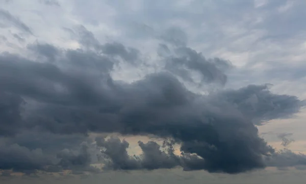 灰色の雲に覆われた暗い夏の空 雨を待つ自然 — ストック写真