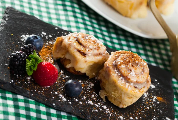 Picture Tasty Baked Cinnabon Rolls Served Powdered Sugar Berries — Stock Photo, Image