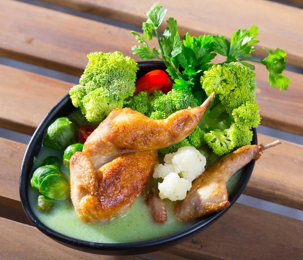 Sup Brokoli Puree Dengan Ptarmigan Dan Kembang Kol Kukus Dan — Stok Foto