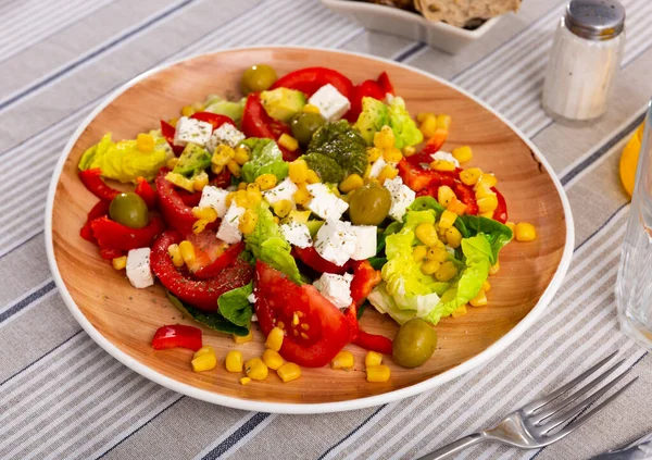 Köstlicher Salat Mit Frischem Gemüse Kirschtomaten Paprika Zwiebeln Mais Und — Stockfoto