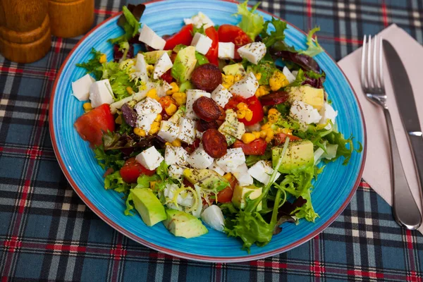 Heller Salat Mit Mozzarella Würstchen Salatmischung Avocado Tomate Und Mais — Stockfoto