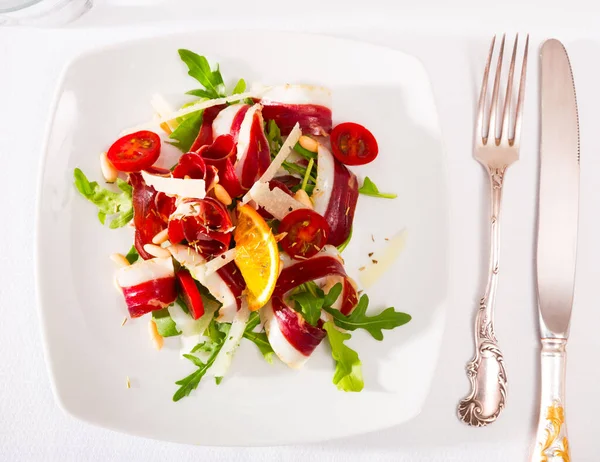 Plaat Van Smakelijke Salade Met Gedroogde Eendenborst Magret Met Tomaten — Stockfoto
