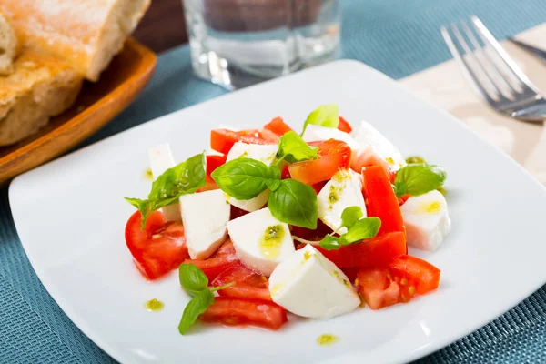 Caprese Salat Mit Frischen Tomaten Mozzarella Und Basilikum Gericht Der — Stockfoto