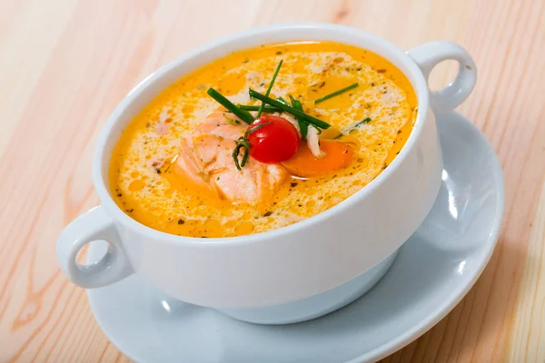 Bild Einer Leckeren Frischen Suppe Mit Lachs Serviert Einer Weißen — Stockfoto