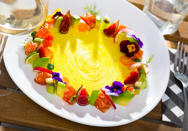 Raw Salmon Tartare Served White Plate Fruits Vegetables Garnished Heartsease — Stock Photo, Image