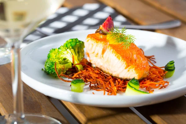 Dish Tasty Fried Salmon Pillow Smoked Carrots Broccoli Fig Plate — Stock Photo, Image