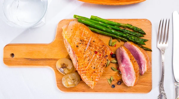 Cutting Board Appetizing Roasted Duck Breast Asparagus — Stock Photo, Image