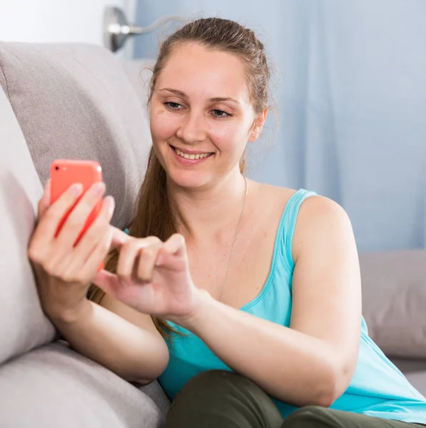 Joven Mujer Sonriente Revisando Teléfono Tomando Selfies Casa — Foto de Stock