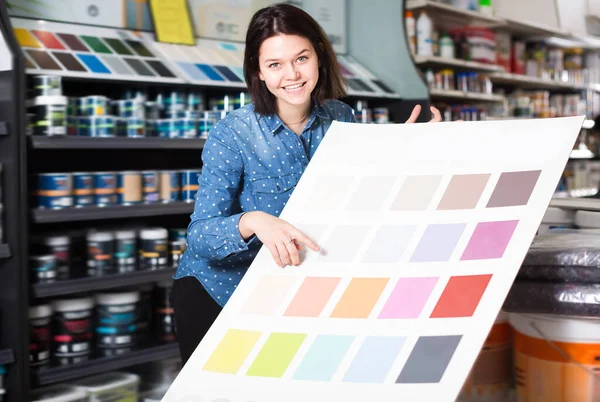 Mujer Sonriente Comprobando Esquema Color Tienda Suministros Pintura — Foto de Stock
