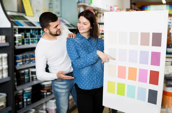 Pareja Feliz Examinando Variantes Esquema Color Tienda Suministros Pintura —  Fotos de Stock
