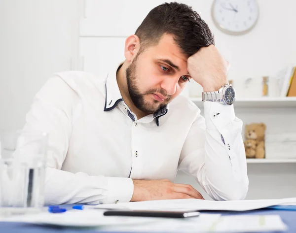 Male Worker Having Complicated Issue Project Office — Stock Photo, Image
