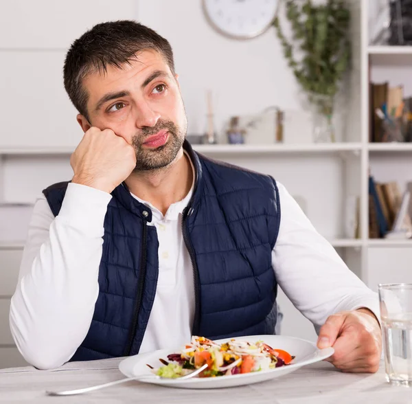 Sadly Young Man Eating Vegetable Salad Plato Table Indoors — Stock Photo, Image