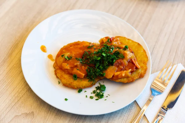 National Dish Belarus Draniki Potato Pancakes Served Braised Vegetables Chopped — Stock Photo, Image
