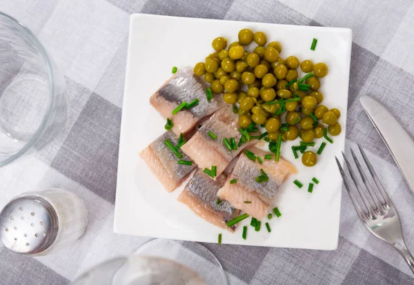 Appetizing Herring Cut Pieces Canned Green Peas — Stock Photo, Image