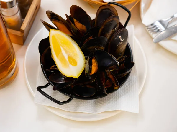 Portion Steamed Mussels Served Table Piece Lemon — Stock Photo, Image