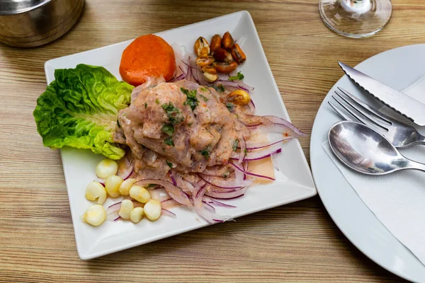 Аппетитное Севиче Типичное Перуанское Блюдо Свежей Сырой Рыбы Маринованной Известковом — стоковое фото
