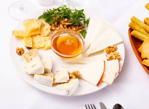 Heerlijk Smakelijk Kaasgerecht Voor Romantisch Diner Geassorteerde Kaas Met Noten — Stockfoto