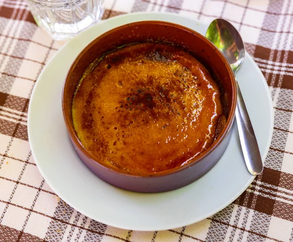 Delicate Crema Catalana Crisp Caramel Crust Clay Bowl Traditional Spanish — Stock fotografie