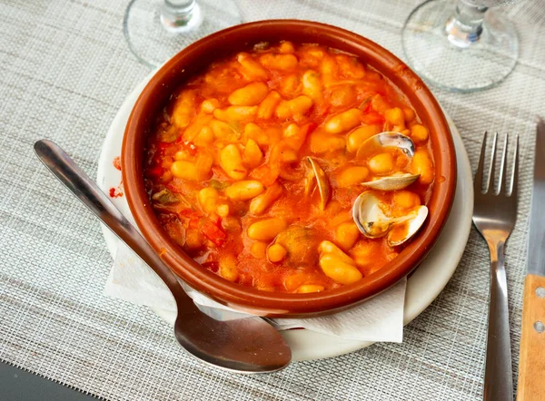 ボウルにアサリとおいしい白い豆のシチュー 人気のスペイン料理 — ストック写真