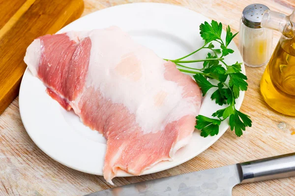 新鲜生猪肉分泌片 特殊切碎的伊比利亚猪肉和准备在盘子里烤的调味品 — 图库照片