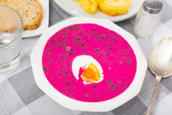 冰鲜罗宋汤 胆红素 用碗和一半煮熟的鸡蛋一起食用 — 图库照片