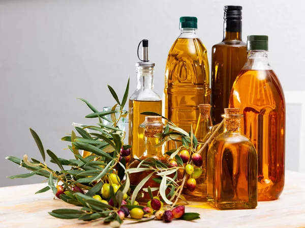 不同的瓶子与橄榄油和橄榄枝 高质量的照片 — 图库照片