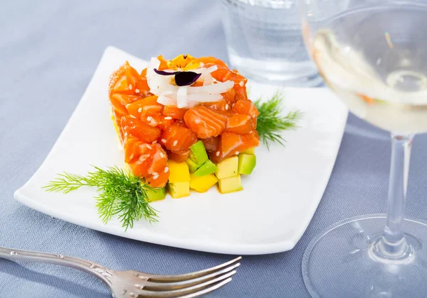 Raw Salmon Tartare Avocado Served White Plate Garnished Heartsease Flower — Stock Photo, Image