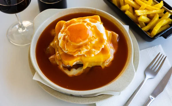Traditional Portuguese Fast Food Sandwich Francesinha Served Tomato Sauce Fried — Foto Stock