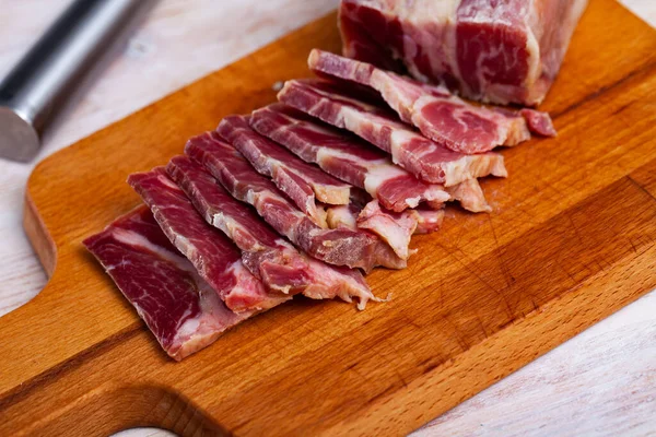 Lanche Carne Ombro Porco Curado Fatiado Tábua Madeira — Fotografia de Stock