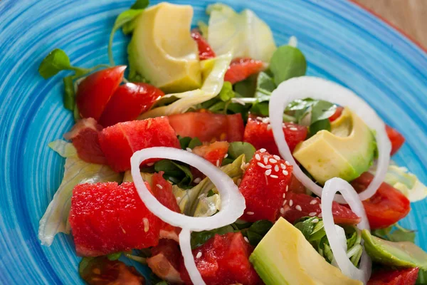 スイカ アボカド トマト グレープフルーツ コーンサラダと健康的な夏のサラダ — ストック写真
