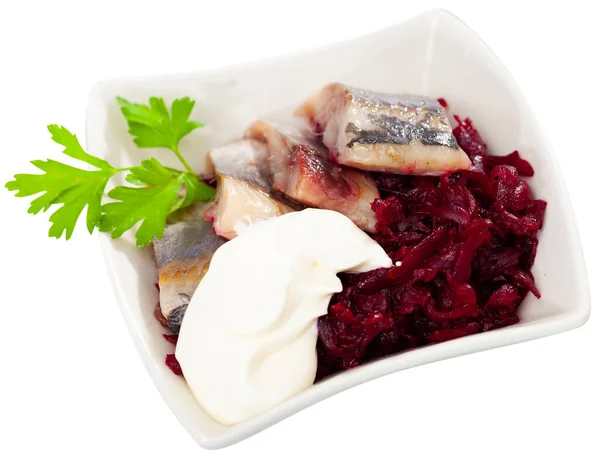 传统的俄罗斯开胃菜是切片腌制鲱鱼 配上煮熟的烤甜菜 自制蛋黄酱和新鲜蔬菜 在白色背景下被隔离 — 图库照片
