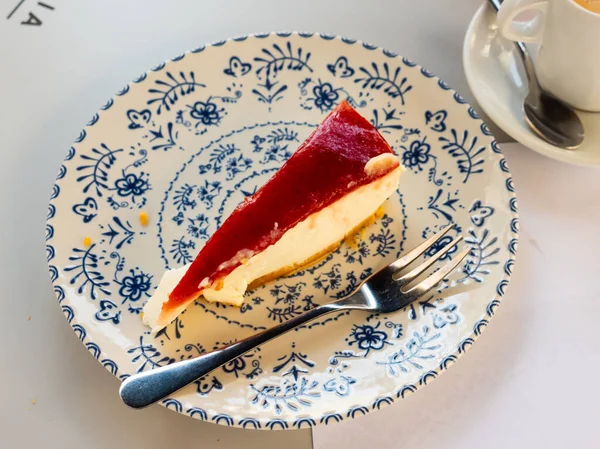 Skiva Läcker Cheesecake Dekorerad Med Vinbärssylt — Stockfoto